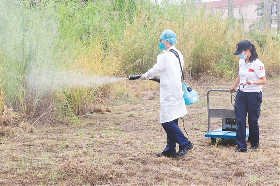 應(yīng)急演練中，隊員對營地進行消殺。