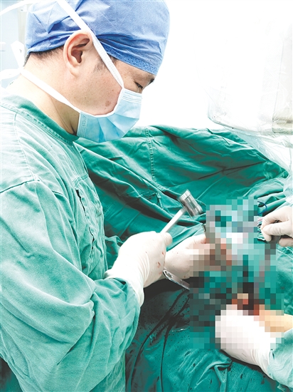 醫(yī)生對患兒進行手術(shù)。