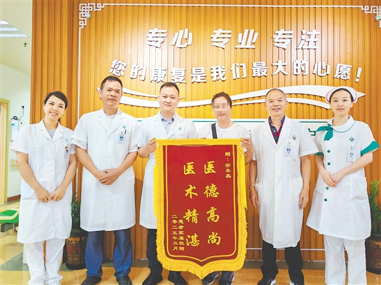 患者為醫(yī)護(hù)人員送上錦旗。