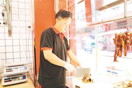 溫偉榮參加馬岡鵝烹飪技藝專業(yè)培訓(xùn)班，收獲頗豐。