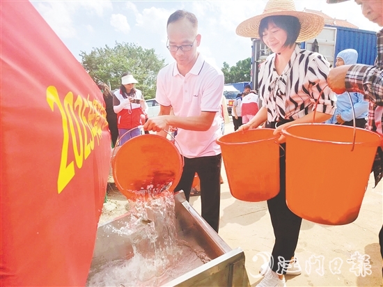 參與人員將魚苗緩緩倒入放流槽。