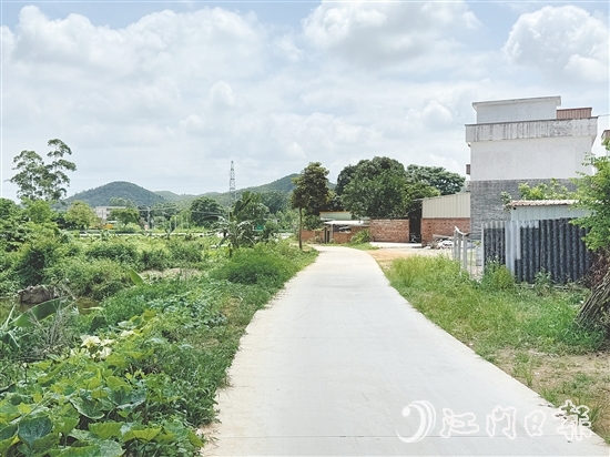 曾經(jīng)泥濘的道路經(jīng)過改造后，面貌煥然一新，村民出行、農(nóng)產(chǎn)品運(yùn)輸更方便了。