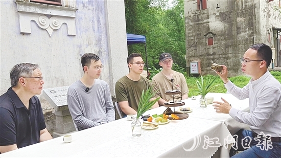 胡毓航和三個(gè)兒子通過地方美食了解家鄉(xiāng)風(fēng)土人情。