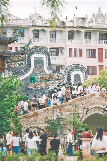 赤坎華僑古鎮(zhèn)游人如織。