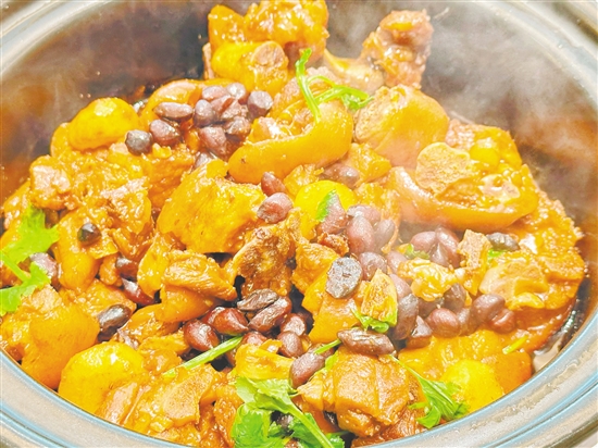 云南黑花生燜豬手鮮香可口。