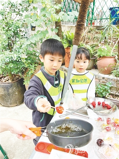 孩子們用自己采收的甘蔗熬糖水制作糖葫蘆，感受勞動(dòng)的樂趣。