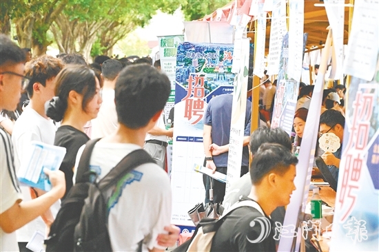 招聘活動現(xiàn)場人頭攢動。