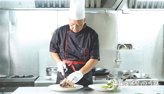 鐘景維多年來潛心研究新會陳皮藥膳菜譜。