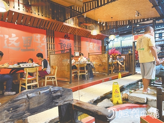 近期，很多外地游客到新會石澗故事私房菜品嘗《三餐四季》同款陳皮藥膳。