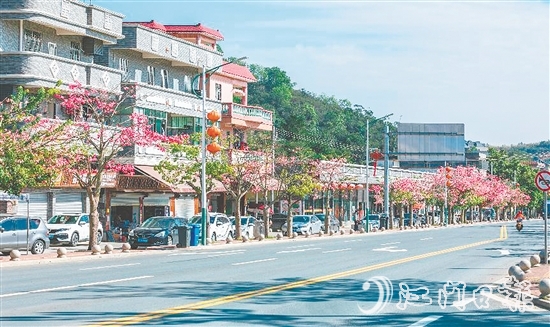 三合鎮(zhèn)溫泉村將生態(tài)優(yōu)勢轉化為發(fā)展優(yōu)勢，打造“水清岸綠、設施完善、鄉(xiāng)風文明”的宜居環(huán)境。