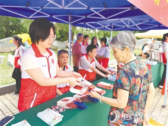 工作人員向群眾普及檔案法、檔案法實(shí)施條例等法律法規(guī)知識(shí)，增強(qiáng)群眾的檔案法治觀念。