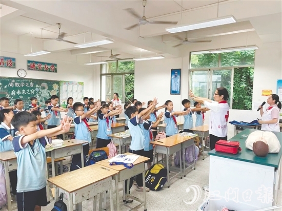 在實操環(huán)節(jié)，學(xué)生在專業(yè)師資的指導(dǎo)下學(xué)習(xí)急救技能。