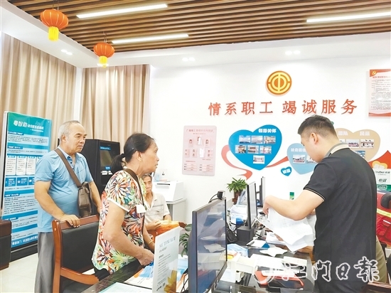 為解決漁民換證難題，工會(huì)直接將服務(wù)臺(tái)搬到漁港。