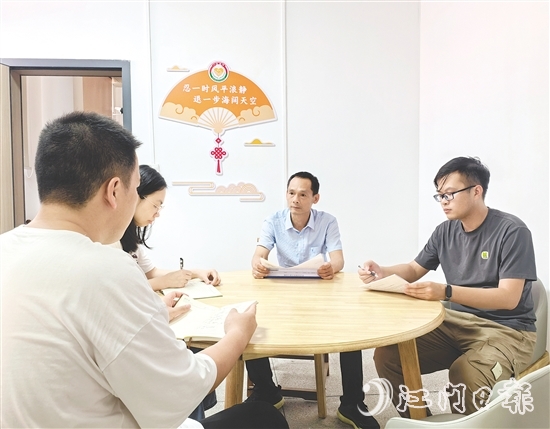 羅哲敬（右）用腳步丈量土地，用真情化解堅(jiān)冰。