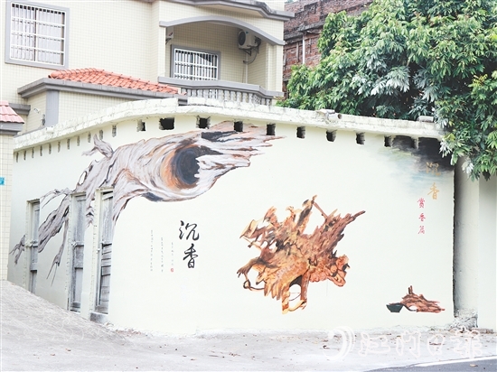 坑尾村在農(nóng)房墻面畫(huà)上沉香墻繪，營(yíng)造濃厚的沉香文化氛圍。