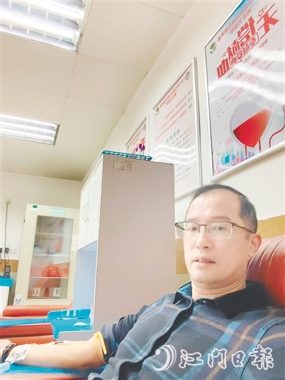 易國(guó)城在江門(mén)市中心血站獻(xiàn)血。