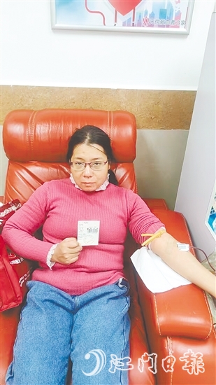 張艷芬在江門(mén)市中心血站獻(xiàn)血。