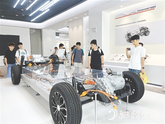 在鶴山市得潤電子科技有限公司，學(xué)子們參觀了電子連接器及車聯(lián)科技產(chǎn)品的智能化生產(chǎn)線。