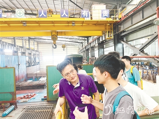 在廣東博盈特焊技術(shù)股份有限公司，企業(yè)代表與學(xué)子們在生產(chǎn)一線進行交流。