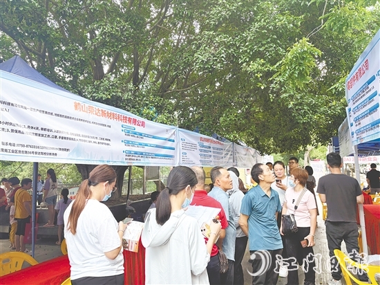 招聘會(huì)現(xiàn)場(chǎng)人來(lái)人往，各企業(yè)紛紛亮出自家“靚崗位”“好待遇”。