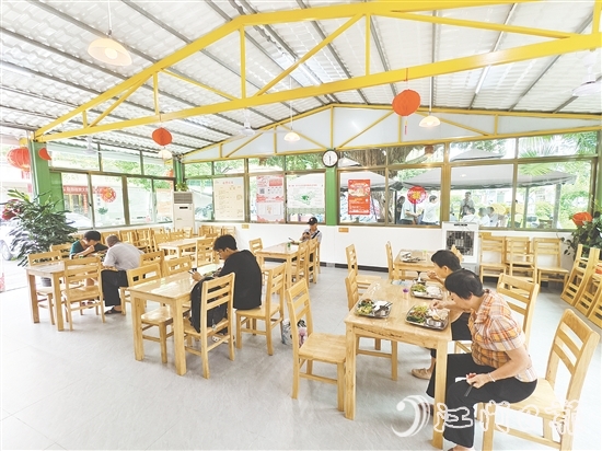 恩平市通過改建恩城街道小島社區(qū)一處老人時常聚集的活動場所，引入餐飲機構(gòu)運營社區(qū)長者食堂，滿足老人就餐需求。