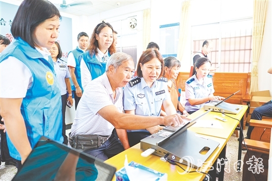 恩平公安戶政部門主動(dòng)將“辦證專場(chǎng)”開(kāi)進(jìn)廠區(qū)、社區(qū)。