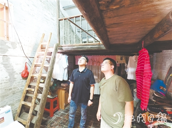 張正毅（左）與村干部一起到村中了解村民危房改造情況。