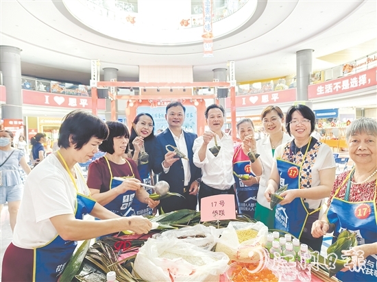 吳衛(wèi)均（左四）參加恩平市端午節(jié)慈善包粽活動，并為活動慷慨捐款。