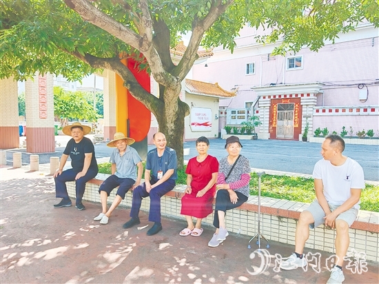 梁榮根（左三）與群眾交流。