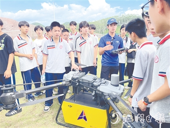 九年級學(xué)生向飛手了解無人機(jī)的操控技巧。