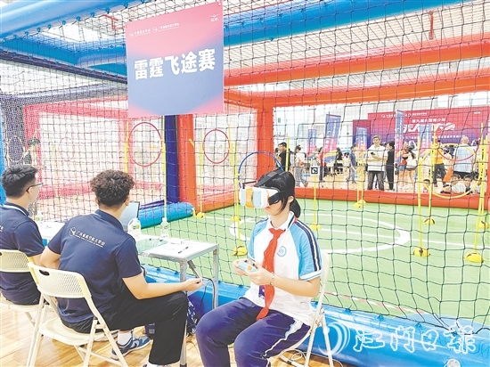 第九屆全國青少年無人機(jī)大賽廣東省賽（江門主站賽）中，相關(guān)項(xiàng)目的選手戴上VR眼鏡，通過“第一視角”操控?zé)o人機(jī)。