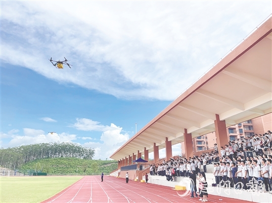 九年級學(xué)生在恩平市職教園了解即將新開設(shè)的無人機(jī)操控與維護(hù)專業(yè)。