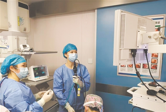 醫(yī)護(hù)人員為患兒完成支氣管鏡檢查和肺泡灌洗操作。