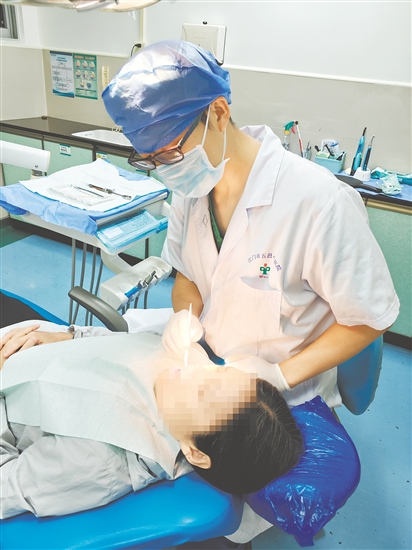 牙周炎發(fā)病比較隱蔽，但病變會深入牙齦深處。