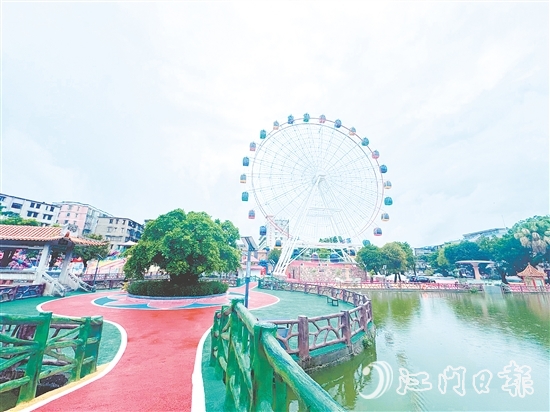 位于三埠文化公園的開平第一個(gè)摩天輪正式向公眾開放。