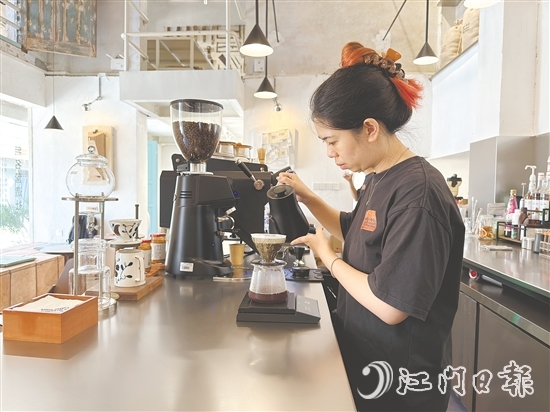 在梁艷芬看來(lái)，與其在城市里內(nèi)卷，不如回到熟悉的地方，把熟悉的事情做到極致，哪怕是一間小小的咖啡店，也能泡出自己的風(fēng)味，走出自己的路。