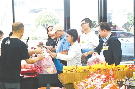 澳門鄉(xiāng)親排隊買家鄉(xiāng)特色糖果當手信。