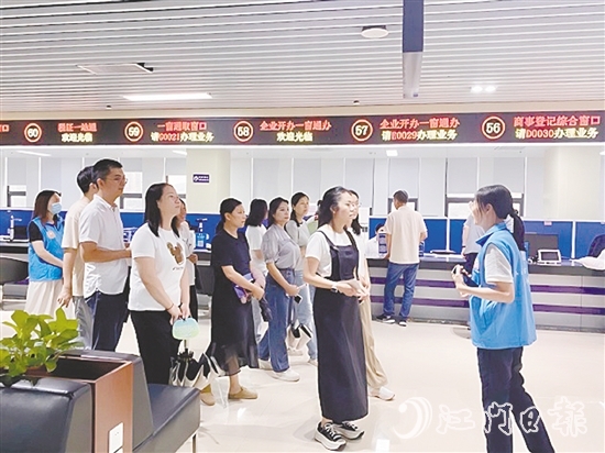 在講解員的引導(dǎo)下，群眾代表開啟了一場沉浸式政務(wù)服務(wù)體驗之旅。