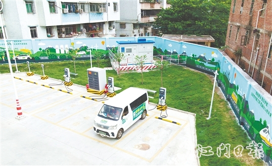 新建的榮匯世家小區(qū)側(cè)充電站設(shè)施方便快捷，環(huán)境干凈整潔。