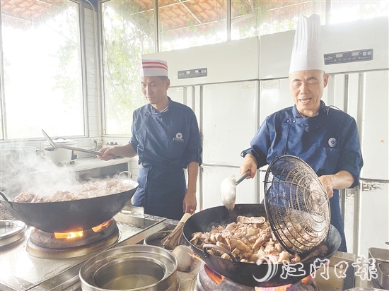 34名學(xué)員通過“理論教學(xué)+實(shí)操演練”模式，系統(tǒng)學(xué)習(xí)僑鄉(xiāng)經(jīng)典菜式。