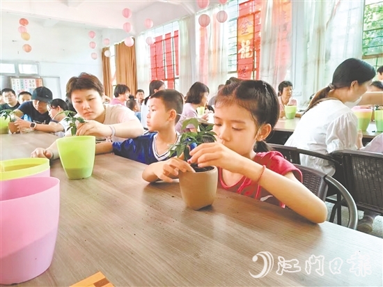 活動(dòng)期間，家長(zhǎng)與孩子共同制作盆栽。