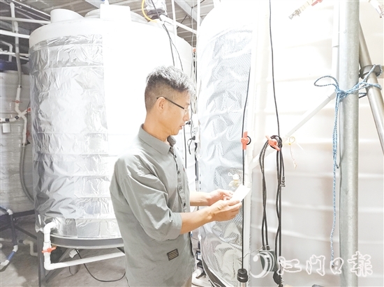 李新在培育工作室檢查發(fā)酵罐。