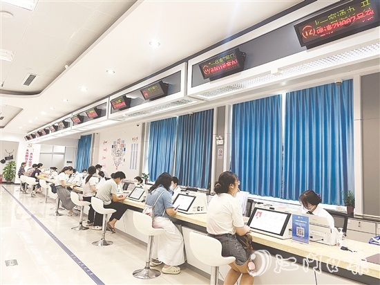 鶴山市推出“水電氣網(wǎng)聯(lián)合報裝一件事”服務，在受理環(huán)節(jié)，通過線下設置“一件事”專窗，為群眾提供全流程導辦服務，徹底告別“多頭跑、重復跑”。