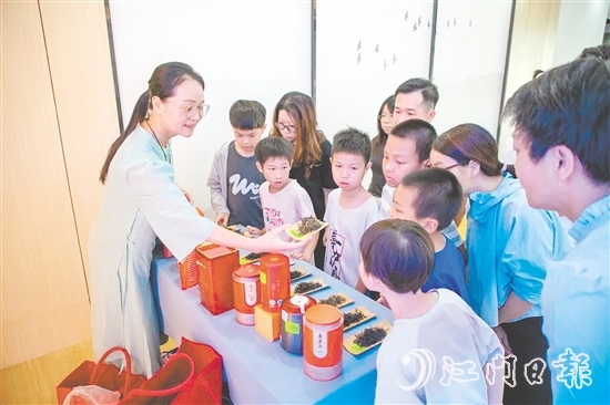 在鶴山市文化館非遺傳習(xí)廳，講師為親子家庭詳細(xì)講解鶴山紅茶的悠久歷史和制作工藝。