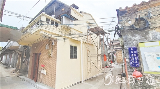 麥老兵居住的房屋煥然一新，外墻更換為暖色調(diào)“衣服”，顯得格外溫馨。