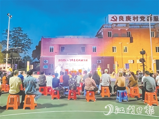 精彩的粵劇表演吸引了不少村民前來(lái)觀看。