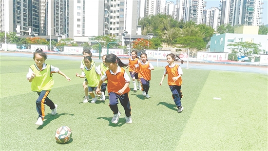 沙坪一小（東校區(qū)）推進(jìn)“足球進(jìn)課堂”，在日常體育教學(xué)中加入足球特色項目。