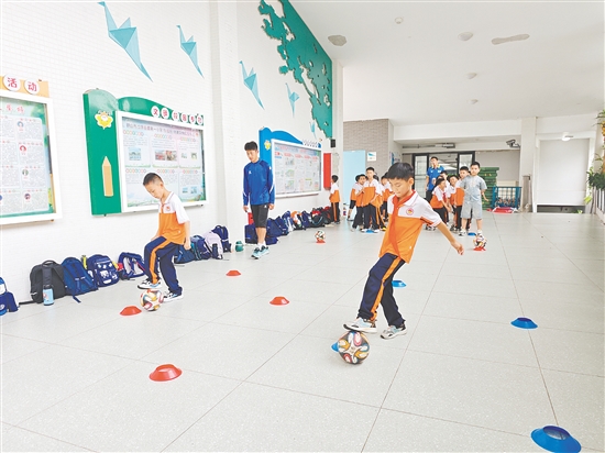 為了讓有濃厚興趣的學(xué)生進(jìn)一步提升自己的球技，沙坪一小（東校區(qū)）打造了足球素養(yǎng)班。