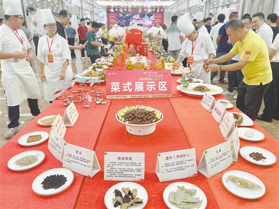 競賽中，民間選手和專業(yè)廚師一同大顯身手，烹飪各式司前溫蛋美食。