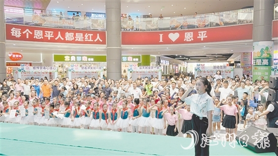 全場人員莊嚴(yán)宣誓。